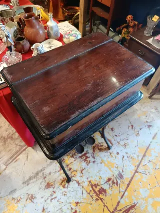 MÁQUINA DE COSER AURORA DE ESCUDER