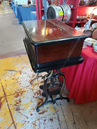 MÁQUINA DE COSER AURORA DE ESCUDER