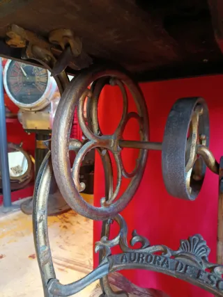 MÁQUINA DE COSER AURORA DE ESCUDER