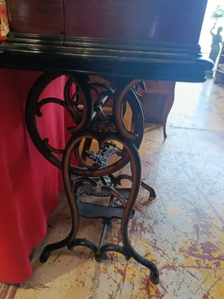 MÁQUINA DE COSER AURORA DE ESCUDER