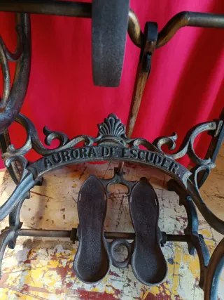 MÁQUINA DE COSER AURORA DE ESCUDER