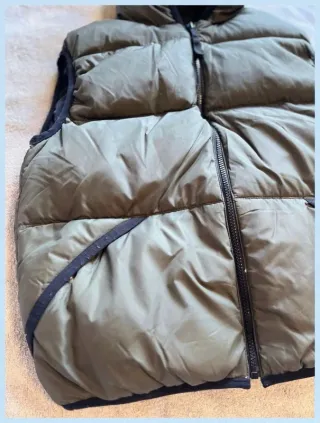 Chaleco Zara verde oliva capucha retro