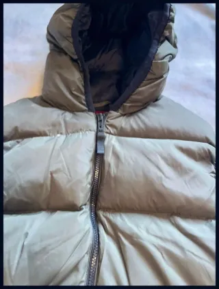 Chaleco Zara verde oliva capucha retro