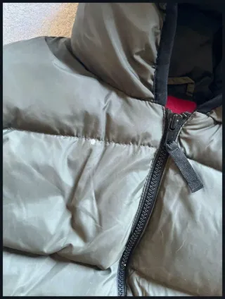 Chaleco Zara verde oliva capucha retro
