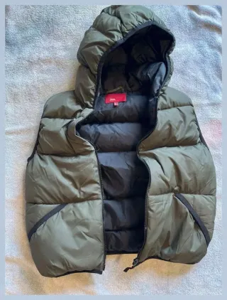 Chaleco Zara verde oliva capucha retro