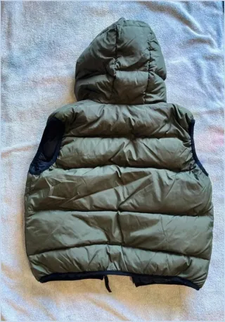 Chaleco Zara verde oliva capucha retro