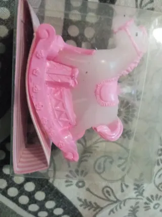 Figura caballo balancín rosa