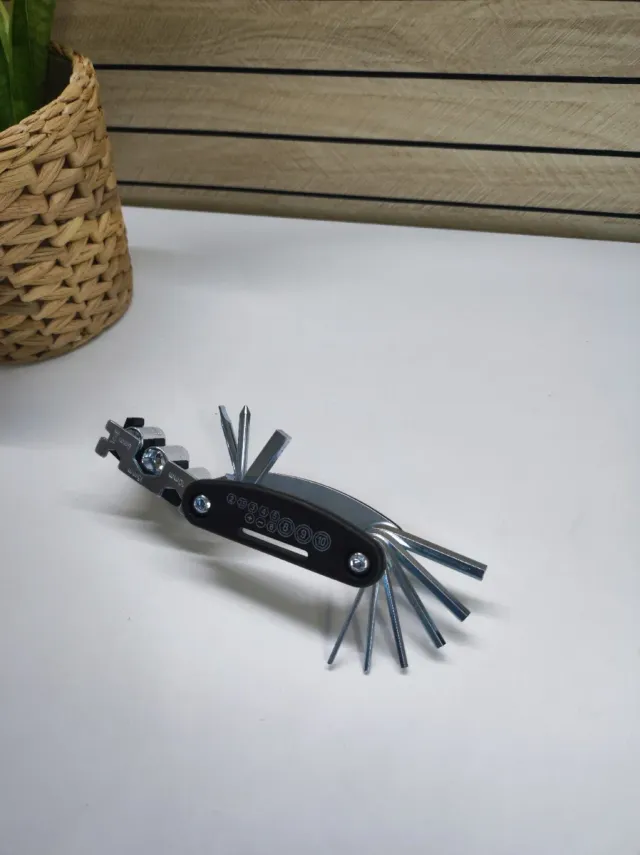 Strumento multiuso 16 in 1