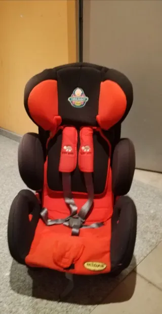 Silla de coche infantil roja y negra