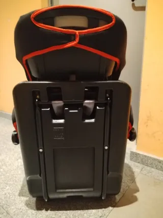 Silla de coche infantil roja y negra