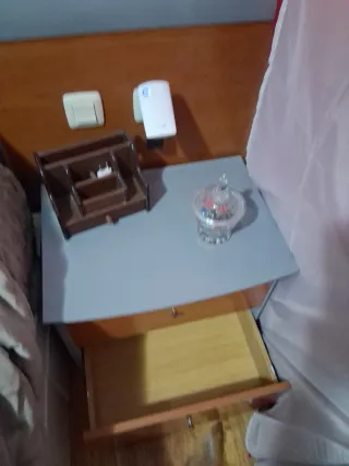 Mesitas de noche de madera y cristal