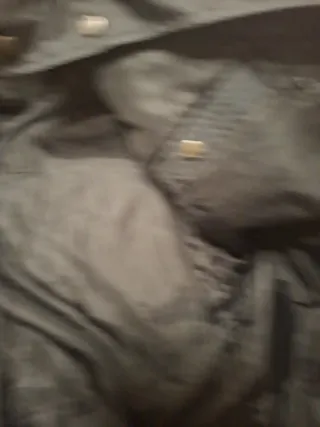 Cazadora gris con broches