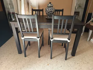 Mesa de comedor extensible...sin las sillas.