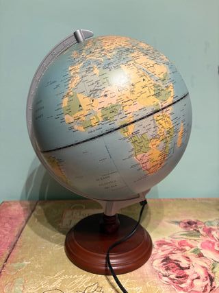 Globo terráqueo con luz