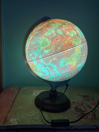 Globo terráqueo con luz