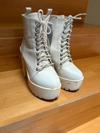 Botas blancas con plataforma y cordones