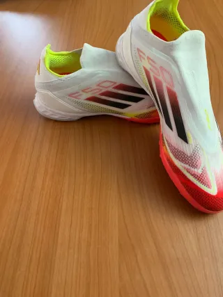 Zapatillas Fútbol Adidas F50 Blancas y Rojas