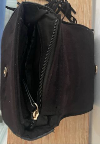 Bolso negro pequeño con cadena dorada