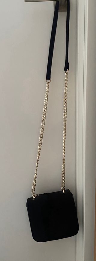 Bolso negro pequeño con cadena dorada