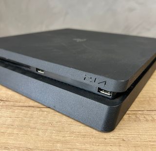 PlayStation 4 Slim Negra