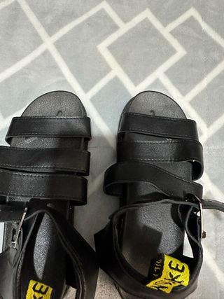 Sandalias negras