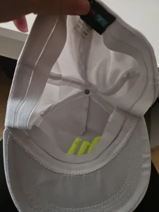 Gorra blanca con logo verde