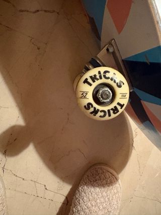 Skate con diseño geométrico