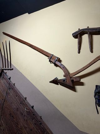 Antiguo fuelle fragua de madera y metal, patines.