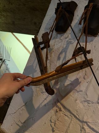 Antiguo fuelle fragua de madera y metal, patines.