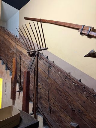 Antiguo fuelle fragua de madera y metal, patines.