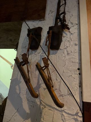 Antiguo fuelle fragua de madera y metal, patines.