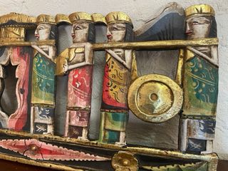 Cabecero tallado madera Bali figuras multicolor