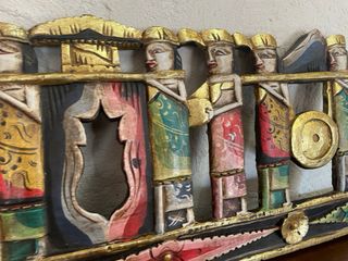 Cabecero tallado madera Bali figuras multicolor