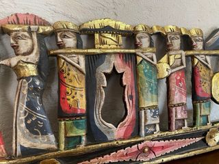 Cabecero tallado madera Bali figuras multicolor