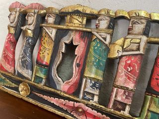 Cabecero tallado madera Bali figuras multicolor