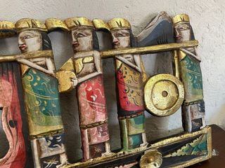 Cabecero tallado madera Bali figuras multicolor