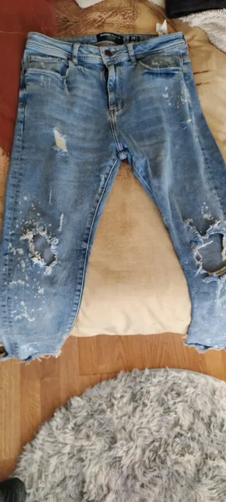 Pantalones vaqueros Zara desgastados y rotos.