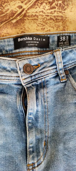 Pantalones vaqueros Zara desgastados y rotos.