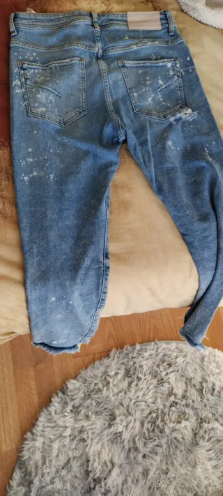 Pantalones vaqueros Zara desgastados y rotos.