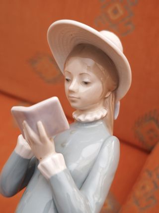 Figura Lladró Mujer Leyendo