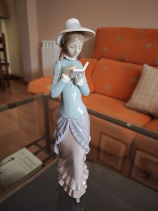 Figura Lladró Mujer Leyendo