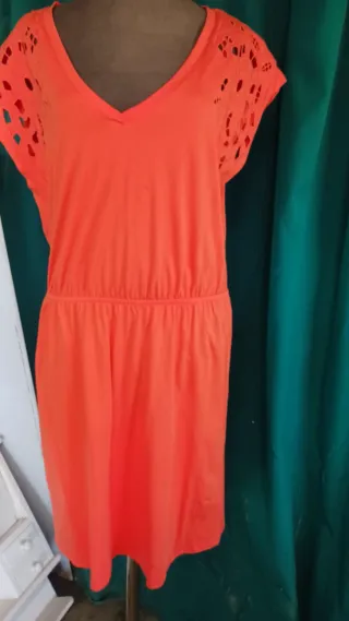 Vestido rojo con flor