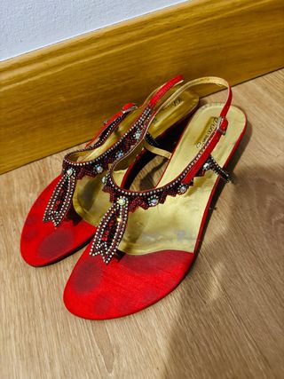Sandalias rojas con pedrería Talla 41