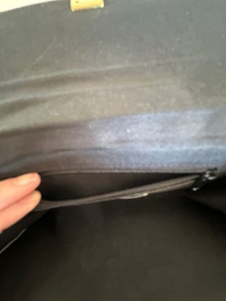 Bolso de mano con cadena dorada