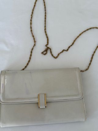 Bolso de mano con cadena dorada