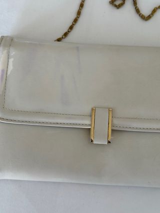 Bolso de mano con cadena dorada