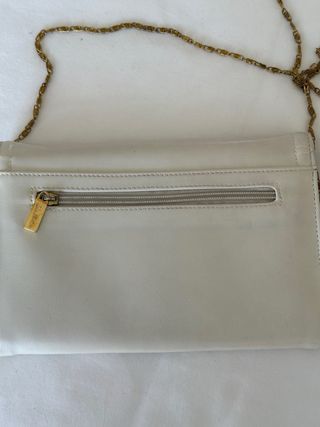 Bolso de mano con cadena dorada