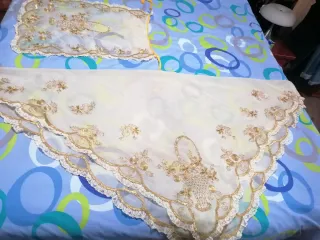 Manteleta y delantal de seda niña doradas y blanca