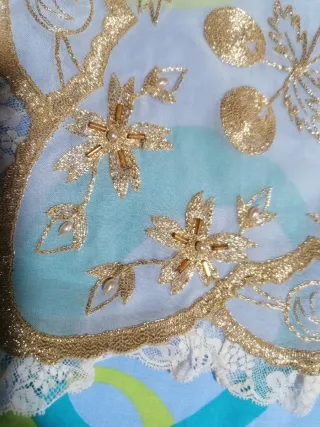 Manteleta y delantal de seda niña doradas y blanca