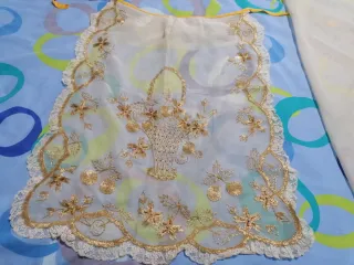 Manteleta y delantal de seda niña doradas y blanca